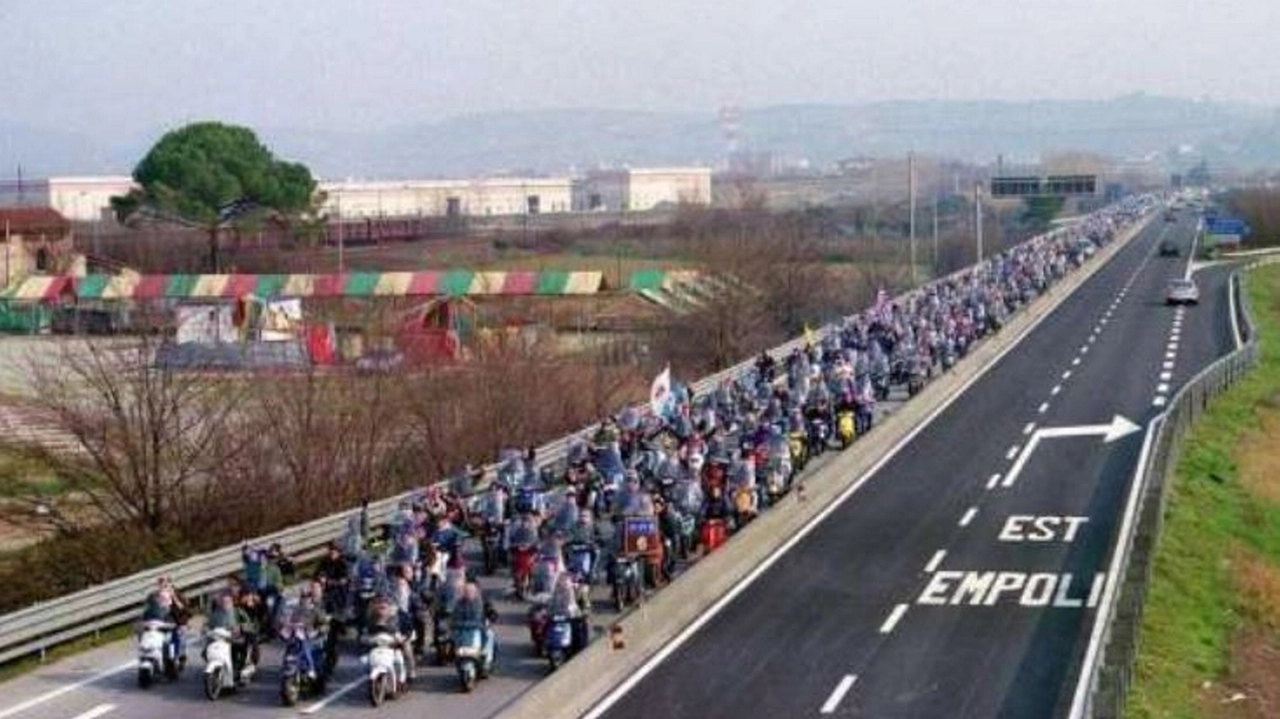 La "motorinata" sei tifosi viola verso Empoli nel 1998 (Germogli) La "motorinata" sei tifosi viola verso Empoli nel 1998 (Germogli)