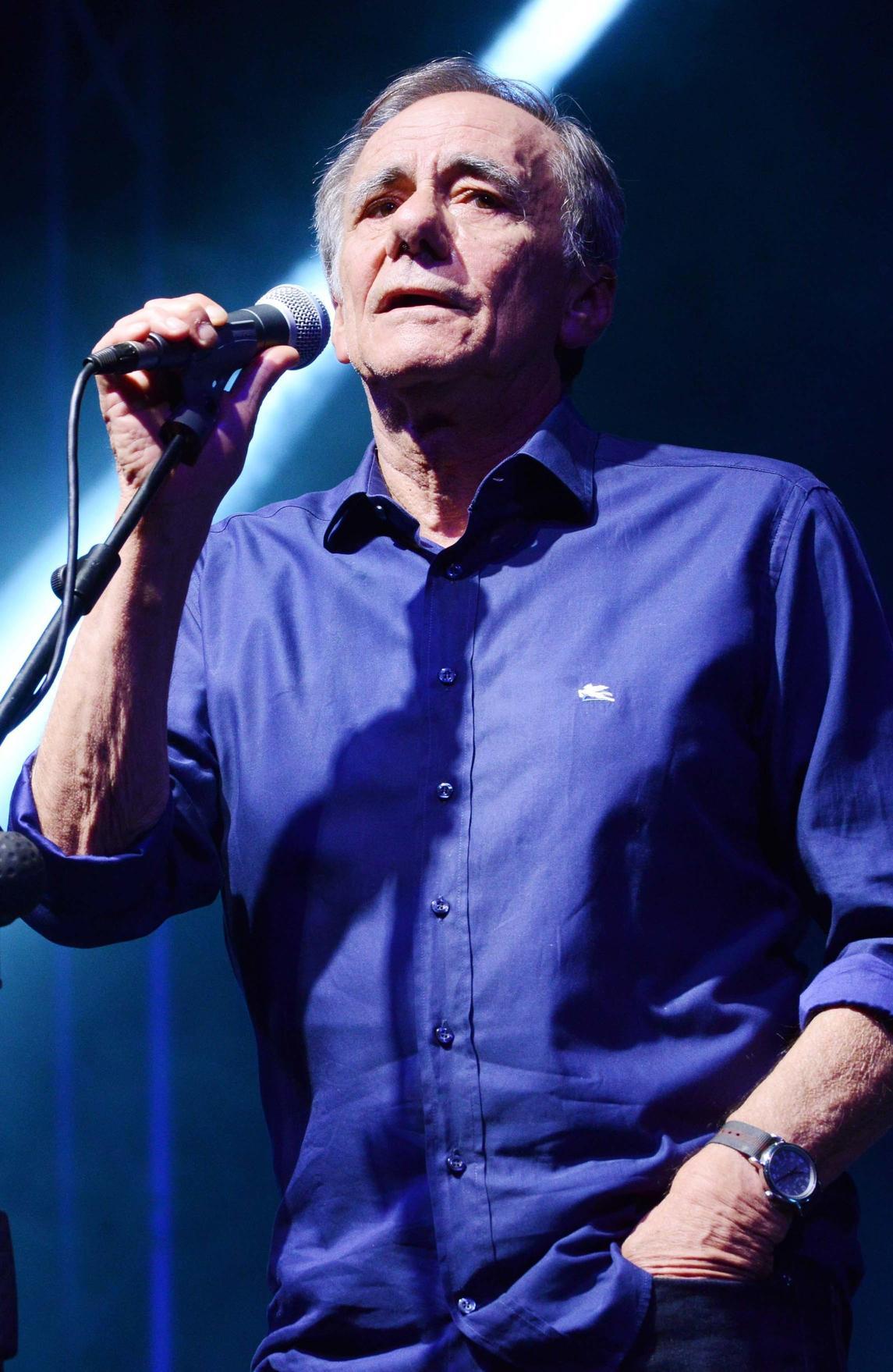 https://www.lanazione.it/image-service/view/acePublic/alias/contentid/MzRkNGM4ZmMtMzNmOS00/0/roberto-vecchioni-tra-silenzio-e-tuono-il-concerto.jpeg