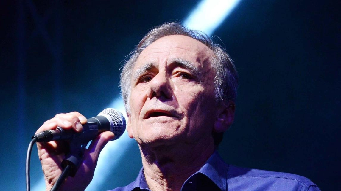 Roberto Vecchioni inaugura le serate dedicate alla musica dal vivo orgaìnizzate dal Comune di Carrara in piazza Matteotti. Martedì alle... Roberto Vecchioni inaugura le serate dedicate alla musica dal vivo orgaìnizzate dal Comune di Carrara in piazza Matteotti. Martedì alle...