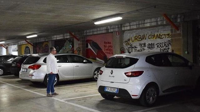 Una passerella pedonale unirà il parcheggio del Vallone (nella foto l’interno) con via San Francesco a Poggibonsi Una passerella pedonale unirà il parcheggio del Vallone (nella foto l’interno) con via San Francesco a Poggibonsi