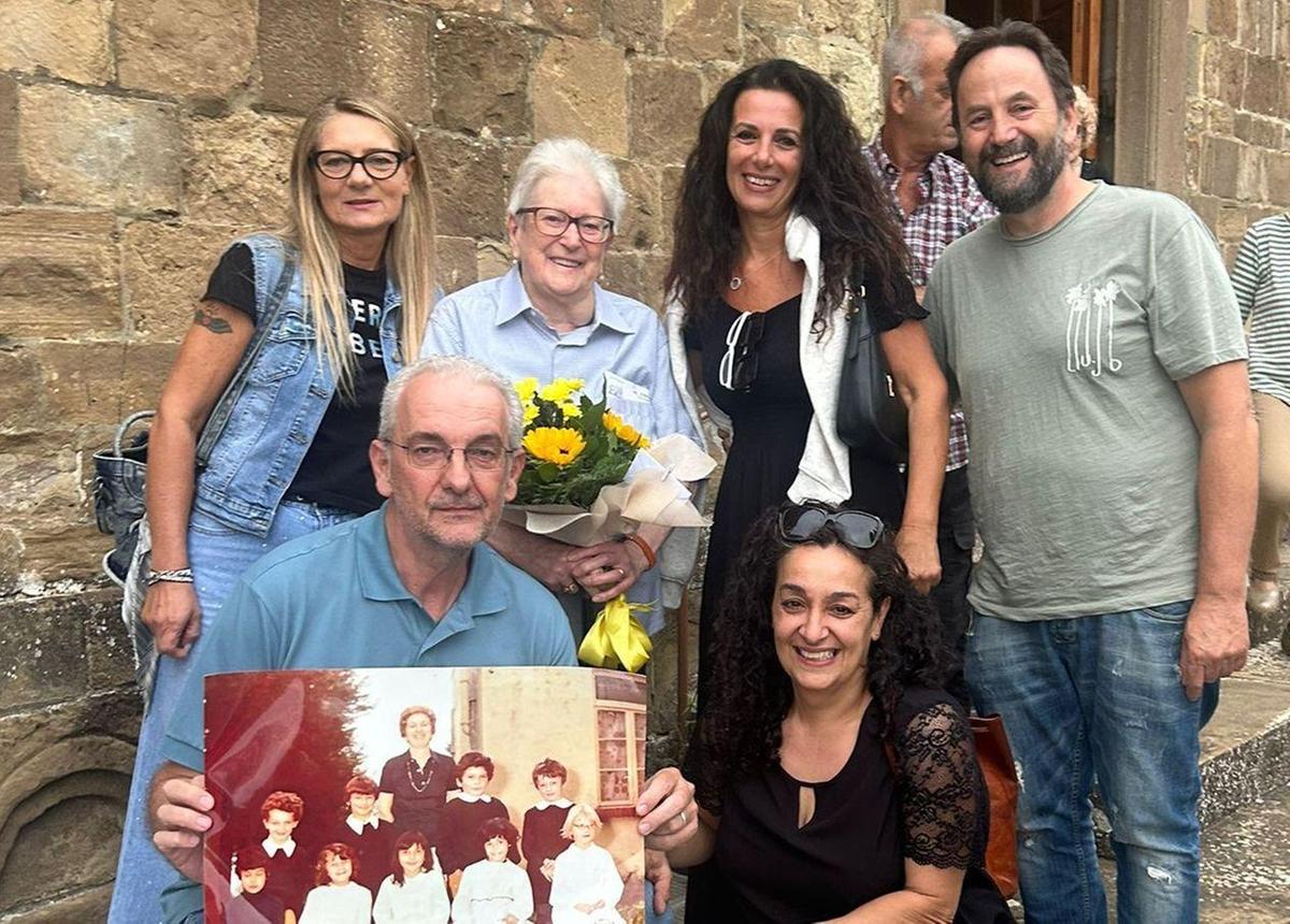 La sorpresa degli ex alunni alla maestra Pieranna