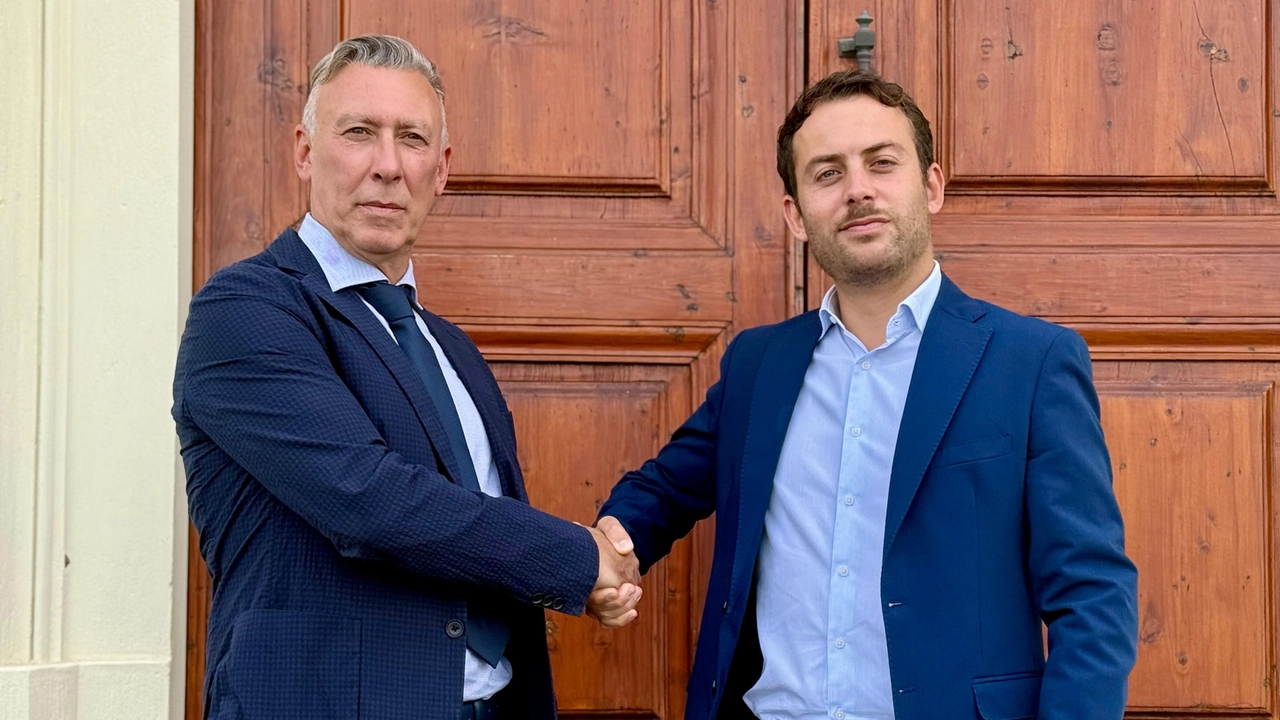 La stretta di mano tra il nuovo comandante della Municipale Gensini e il sindaco di Bagno a Ripoli Francesco Pignotti