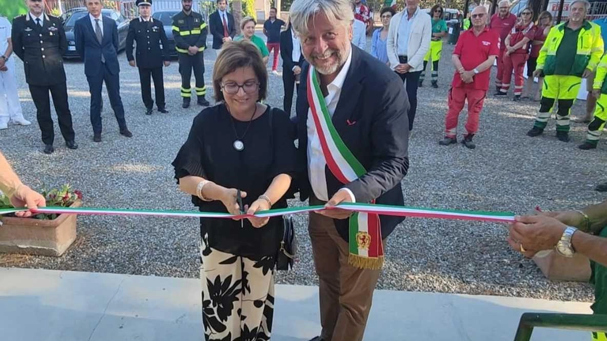 Il prefetto Paola Berardino, insieme al sindaco Gianfranco Chelini, taglia il nastro per inaugurare la nuova sede de La Racchetta