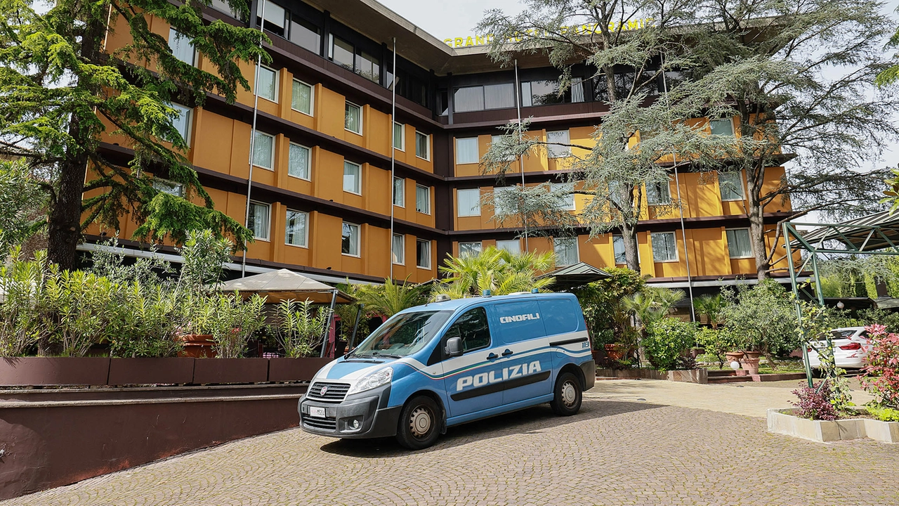 I cinofili della polizia di Stato davanti all’Hotel Panoramic (Goiorani)