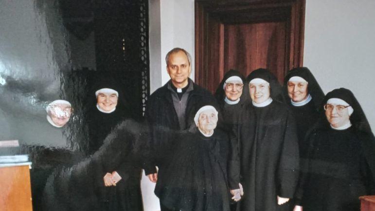 https://www.lanazione.it/image-service/view/acePublic/alias/contentid/MzRlNjMxOTMtYWE1Zi00/0/quindici-anni-fa-padre-robert-visito-il-monastero-e-incontro-allimprovviso-le-suore-di-clausura.jpeg?f=16:9&w=1200&h=630