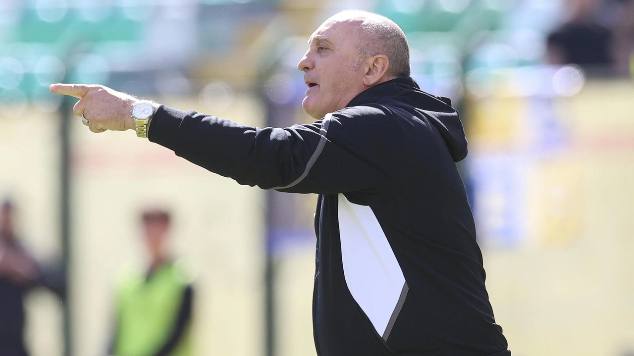 La Robur affronta il Trestina con l'obiettivo di conquistare tre punti cruciali per i play off. Magrini si affida ai giovani.