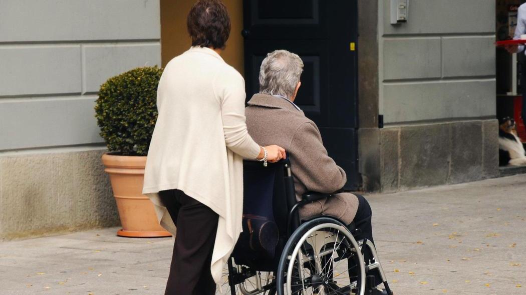 https://www.lanazione.it/image-service/view/acePublic/alias/contentid/MzRmMWRhMjEtMjA2Zi00/0/nella-solitudine-dellalzheimer-mettere-al-centro-la-persona-noi-dalla-parte-dei-caregiver.jpeg?f=16:9&w=1200&h=630