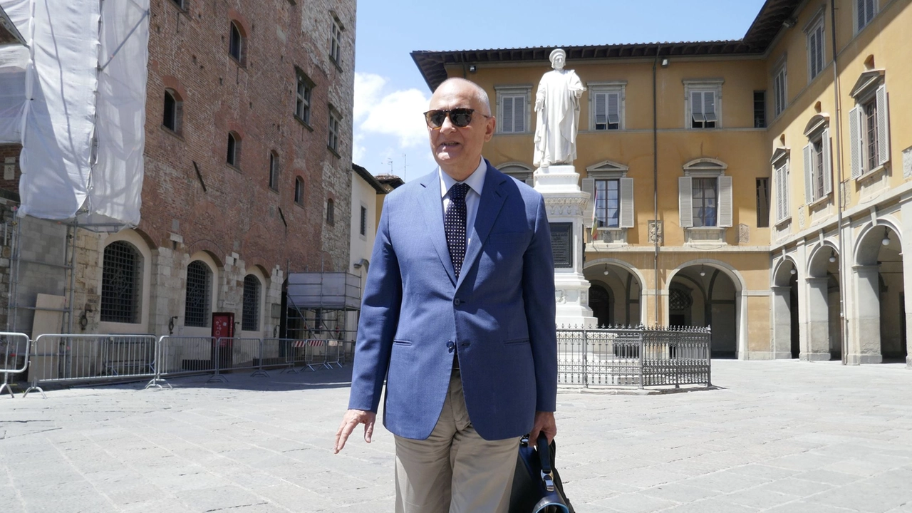 Il commissario prefettizio Claudio Sammartino in piazza del Comune a Prato Il commissario prefettizio Claudio Sammartino in piazza del Comune a Prato