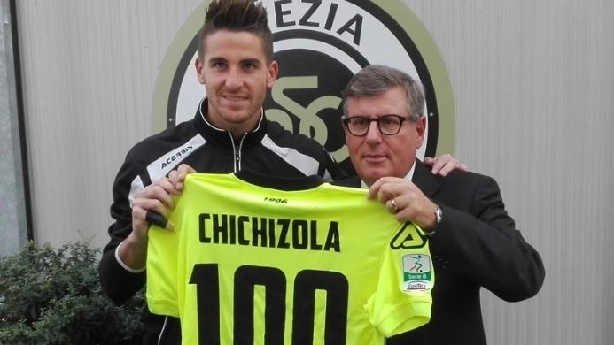 Chichizola premiato da Micheli per le cento presenze con la maglia dello Spezia Chichizola premiato da Micheli per le cento presenze con la maglia dello Spezia