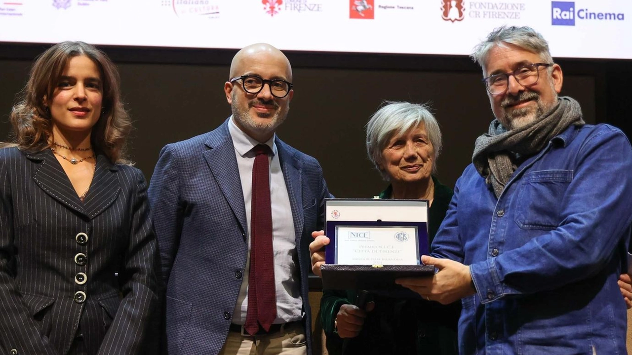 La premiazione di Luke McManus da parte di Viviana Del Bianco direttrice di N.I.C.E con l’assessore Giovanni Bettarini La premiazione di Luke McManus da parte di Viviana Del Bianco direttrice di N.I.C.E con l’assessore Giovanni Bettarini