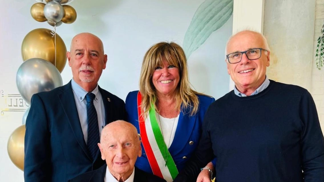 Loris Vignali con i figli e la consigliera Virginia Mancini Loris Vignali con i figli e la consigliera Virginia Mancini