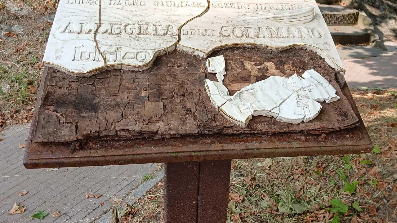 Potrebbe essersi spaccata per il deperimento del basamento in legno, ma non sono esclusi atti vandalici Potrebbe essersi spaccata per il deperimento del basamento in legno, ma non sono esclusi atti vandalici