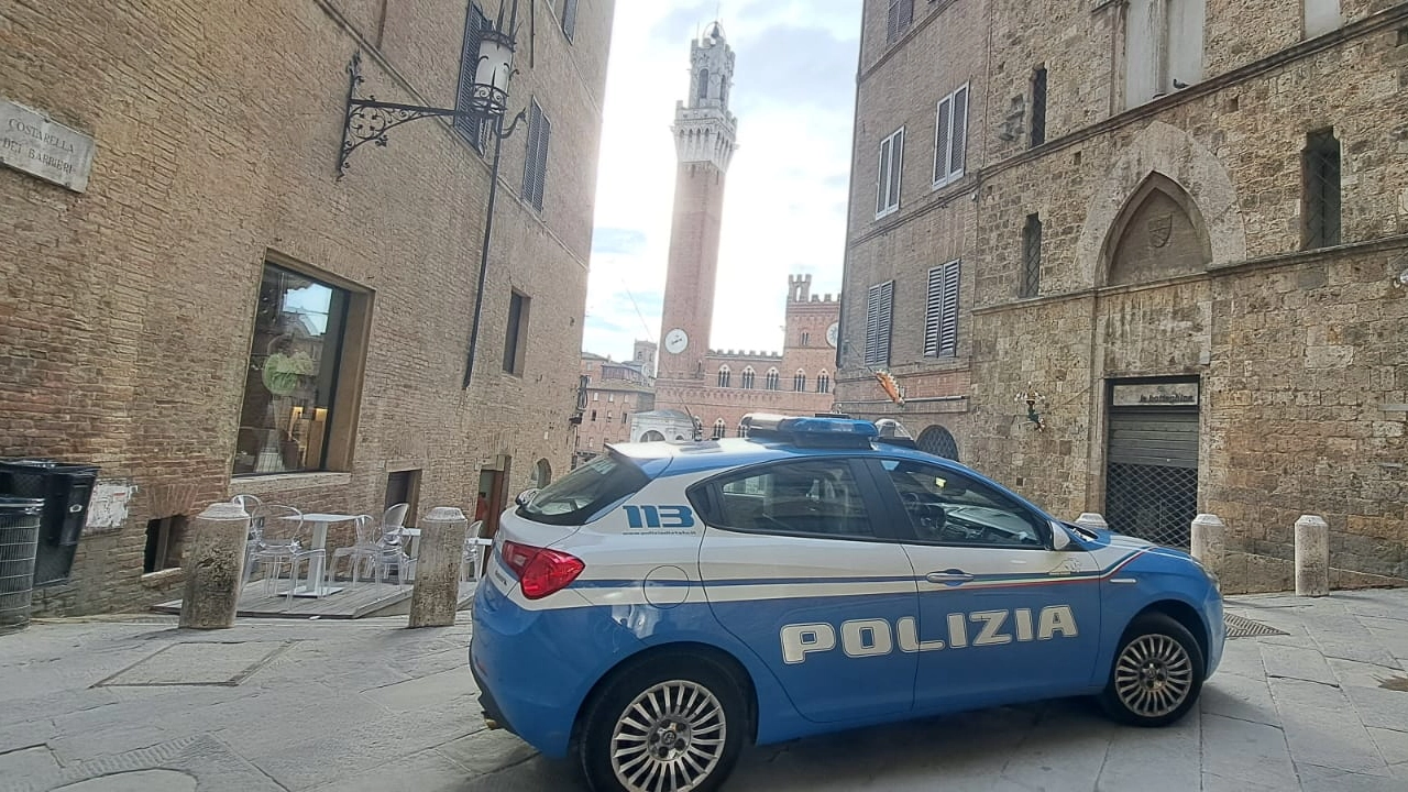 Polizia (foto d'archivio) Polizia (foto d'archivio)