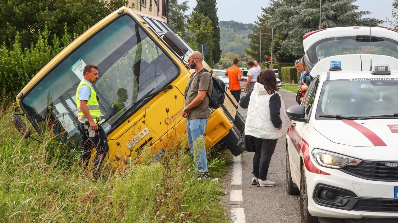 Lo scuolabus ribaltato giovedì pomeriggio in via della Motta ad Avane Lo scuolabus ribaltato giovedì pomeriggio in via della Motta ad Avane