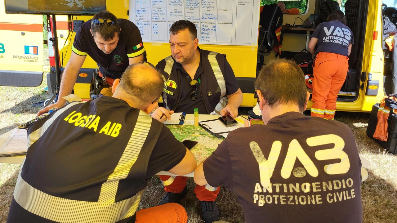 Sono intervenuti ben 150 volontari di Vab (Vigilanza antincendi boschivi) da molte sezioni della Toscana, 130 dei quali. impegnati con i mezzi operativi Sono intervenuti ben 150 volontari di Vab (Vigilanza antincendi boschivi) da molte sezioni della Toscana, 130 dei quali. impegnati con i mezzi operativi