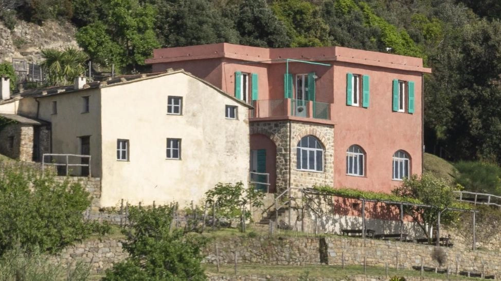 Buone pratiche sostenibili: isolato dalla rete elettrica e dall’acquedotto, sfrutta le risorse naturali a disposizione Buone pratiche sostenibili: isolato dalla rete elettrica e dall’acquedotto, sfrutta le risorse naturali a disposizione