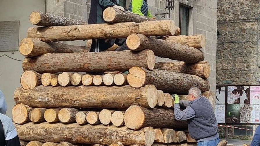 La tradizionale festa di Abbadia San Salvatore si avvicina con la realizzazione delle fiaccole e cataste di legna. Il coinvolgimento della comunità e delle istituzioni locali promette un evento caloroso e rispettoso delle tradizioni. La tradizionale festa di Abbadia San Salvatore si avvicina con la realizzazione delle fiaccole e cataste di legna. Il coinvolgimento della comunità e delle istituzioni locali promette un evento caloroso e rispettoso delle tradizioni.