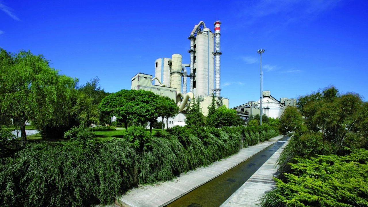 Il Rapporto di Sostenibilità di Colacem, conforme agli standard GRI, evidenzia riduzione emissioni e impegno per la decarbonizzazione, con sistemi di filtri ibridi e BAT. Stabilimenti aperti alle visite. Il Rapporto di Sostenibilità di Colacem, conforme agli standard GRI, evidenzia riduzione emissioni e impegno per la decarbonizzazione, con sistemi di filtri ibridi e BAT. Stabilimenti aperti alle visite.