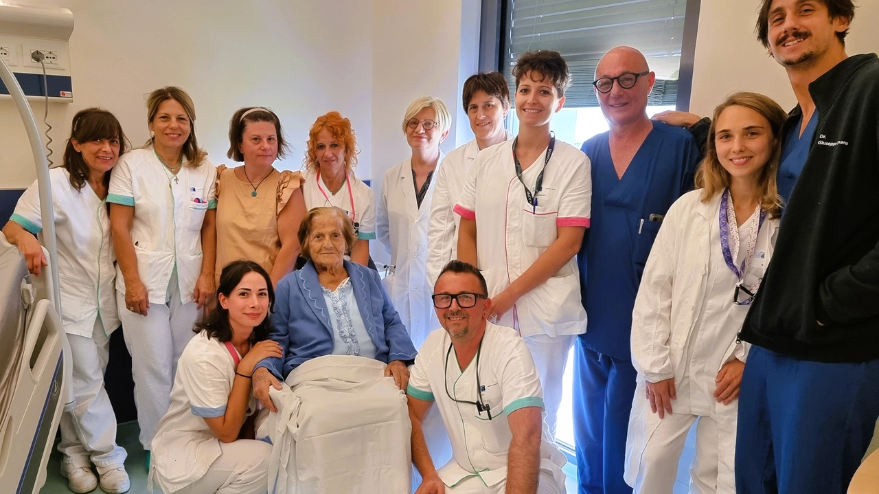 La signora Dina (con la nipote Claudia alle spalle) e tutta l'équipe chirurgica, ortopedica e infermieristica La signora Dina (con la nipote Claudia alle spalle) e tutta l'équipe chirurgica, ortopedica e infermieristica