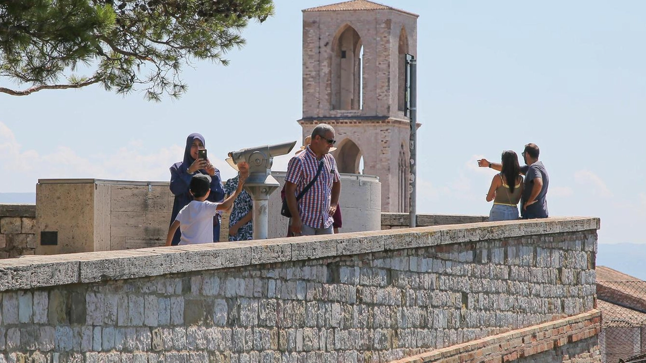 Turisti affacciati dal ’Belvedere’ di viale Indipendenza: Perugia cerca nuove strategie per i periodi meno frequentati Turisti affacciati dal ’Belvedere’ di viale Indipendenza: Perugia cerca nuove strategie per i periodi meno frequentati