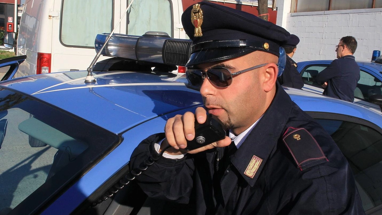 Sommario: Operazione di controllo a Carrara: 46 soggetti con precedenti penali individuati, 117 persone controllate, intensificata attività di prevenzione per contrastare la microcriminalità e garantire la sicurezza pubblica. Sommario: Operazione di controllo a Carrara: 46 soggetti con precedenti penali individuati, 117 persone controllate, intensificata attività di prevenzione per contrastare la microcriminalità e garantire la sicurezza pubblica.