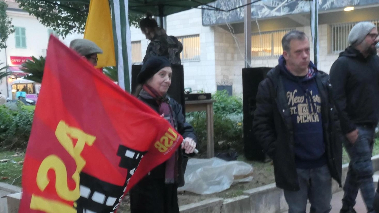 Sono state raggiunte da un ordine di sgombero le cinque famiglie, 22 persone di cui 9 minori, che occupano... Sono state raggiunte da un ordine di sgombero le cinque famiglie, 22 persone di cui 9 minori, che occupano...