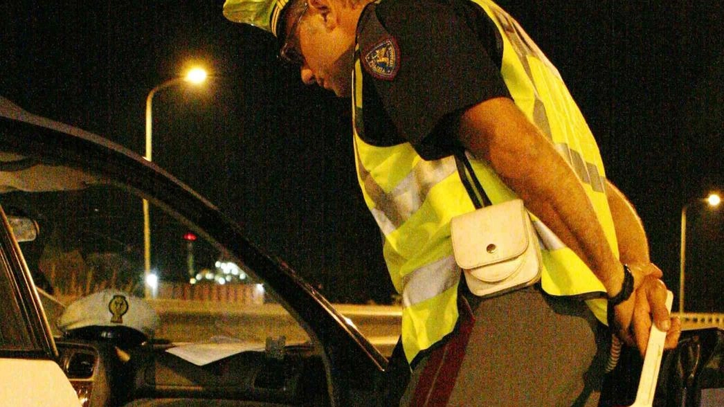 Una donna ubriaca tampona un'auto con tre bambini a bordo a Marina di Grosseto durante la notte dei fuochi. Nessun ferito grave, ma il traffico rimane congestionato a lungo. Una donna ubriaca tampona un'auto con tre bambini a bordo a Marina di Grosseto durante la notte dei fuochi. Nessun ferito grave, ma il traffico rimane congestionato a lungo.