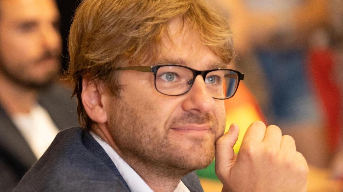 Pisa: polemiche sulle politiche di accoglienza e sicurezza. La destra critica il Pd per l'omicidio di Rezart Arshiaj, mentre la coalizione di centrosinistra chiede un consiglio comunale sulla situazione della città. Pisa: polemiche sulle politiche di accoglienza e sicurezza. La destra critica il Pd per l'omicidio di Rezart Arshiaj, mentre la coalizione di centrosinistra chiede un consiglio comunale sulla situazione della città.