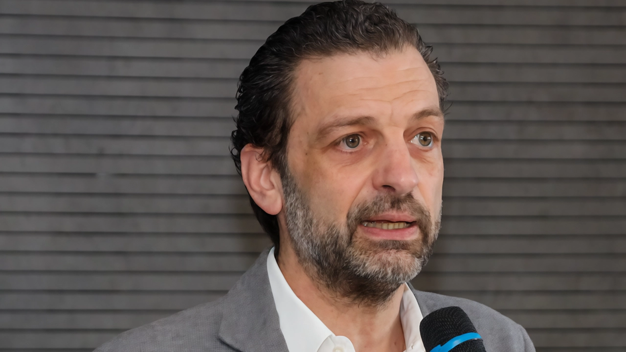 Il consigliere di Italia Viva Toccafondi ironizza sull'impianto semaforico con sensore di movimento a Sesto. L'assessore alla Mobilità Pecchioli difende la scelta per evitare tempi di attesa non modulabili. Il consigliere di Italia Viva Toccafondi ironizza sull'impianto semaforico con sensore di movimento a Sesto. L'assessore alla Mobilità Pecchioli difende la scelta per evitare tempi di attesa non modulabili.