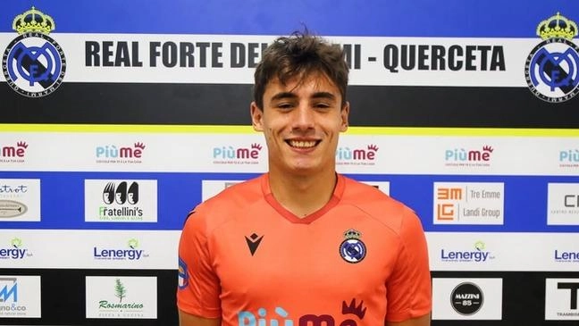 L’episodio è accaduto domenica nel corso del match tra il Real Forte Querceta e la Sestese. Per il giovane, che abita a Castelnuovo Magra, sono stati necessari venti punti di sutura. L’episodio è accaduto domenica nel corso del match tra il Real Forte Querceta e la Sestese. Per il giovane, che abita a Castelnuovo Magra, sono stati necessari venti punti di sutura.