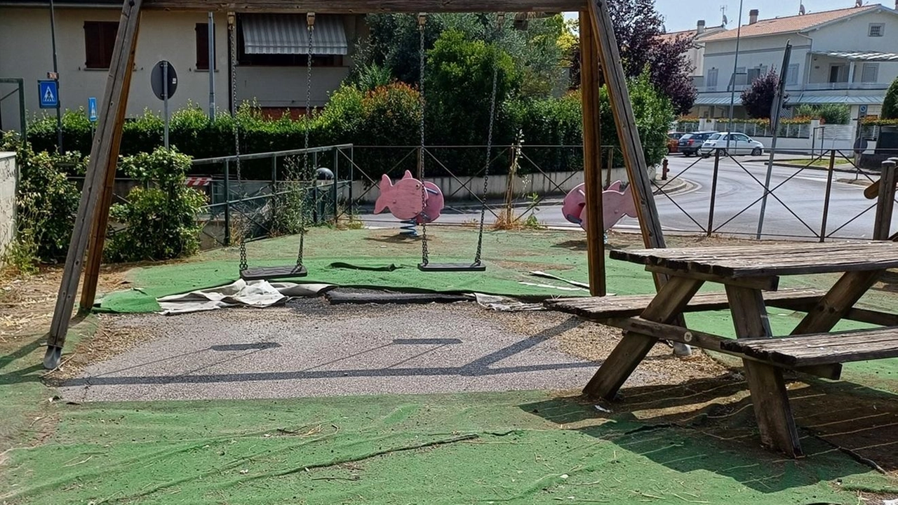 Il giardino pubblico sotto le case Epp di via delle Fornaci Gli inquilini hanno chiesto di smantellarlo e fare un semplice spazio verde Il giardino pubblico sotto le case Epp di via delle Fornaci Gli inquilini hanno chiesto di smantellarlo e fare un semplice spazio verde