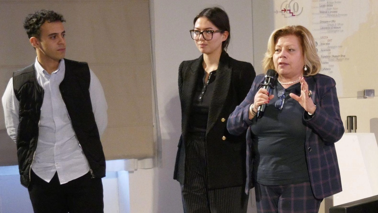 La direttrice generale di Mita Academy Antonella Vitiello con due ex studenti dell’Its che si sono inseriti nel mondo del lavoro