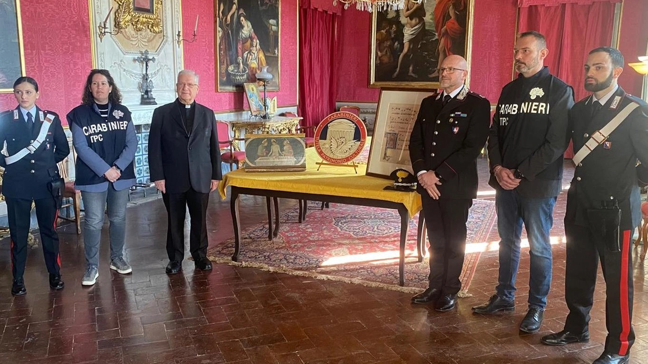 Una pagina miniata del 1200 rubata nel 1995 dalla parrocchia di San Paolo. Una predella del XVI secolo sparita nel 1982 dalla chiesa di San Felice.