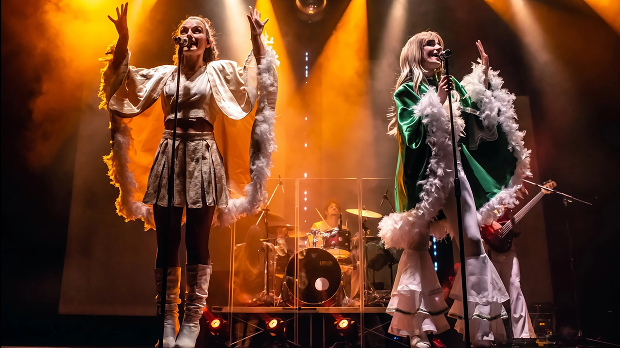 Stasera l’atteso show tributo alla mitica band svedese per cantare tutti insieme i successi di sempre, da “Waterloo“ a “Dancing Queen“ a “Mamma mia“ Stasera l’atteso show tributo alla mitica band svedese per cantare tutti insieme i successi di sempre, da “Waterloo“ a “Dancing Queen“ a “Mamma mia“