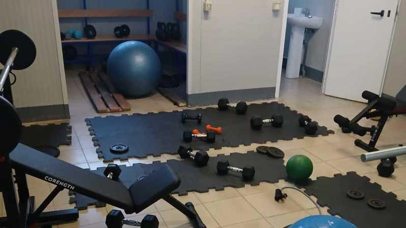 Un taglio di trenta centimetri alla struttura geodetica e furto di attrezzi sportivi. Il sindaco Mini: "Basta essere ostaggio di chi compie atti contro la legge". Un taglio di trenta centimetri alla struttura geodetica e furto di attrezzi sportivi. Il sindaco Mini: "Basta essere ostaggio di chi compie atti contro la legge".
