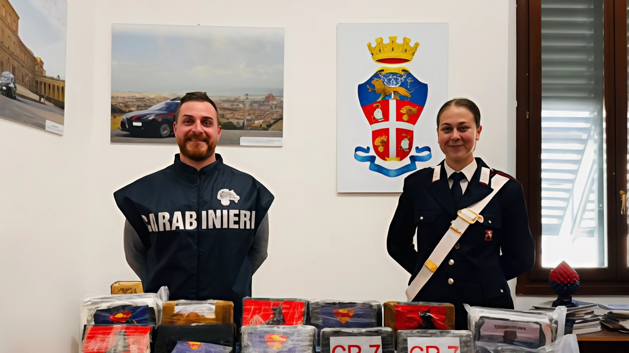 Arrestato per spaccio un cittadino albanese di 39 anni, aveva 700 grammi di cocaina e 50 di hashish. I militari hanno trovato anche una pistola che risale alla seconda guerra mondiale ancora funzionante. Arrestato per spaccio un cittadino albanese di 39 anni, aveva 700 grammi di cocaina e 50 di hashish. I militari hanno trovato anche una pistola che risale alla seconda guerra mondiale ancora funzionante.