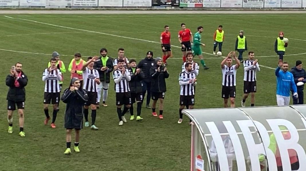 La festa finale dei giocatori bianconeri sul campo dell’Urbania. Ora la doppia sfida alla Sestese nei quarti di finale nazionali La festa finale dei giocatori bianconeri sul campo dell’Urbania. Ora la doppia sfida alla Sestese nei quarti di finale nazionali