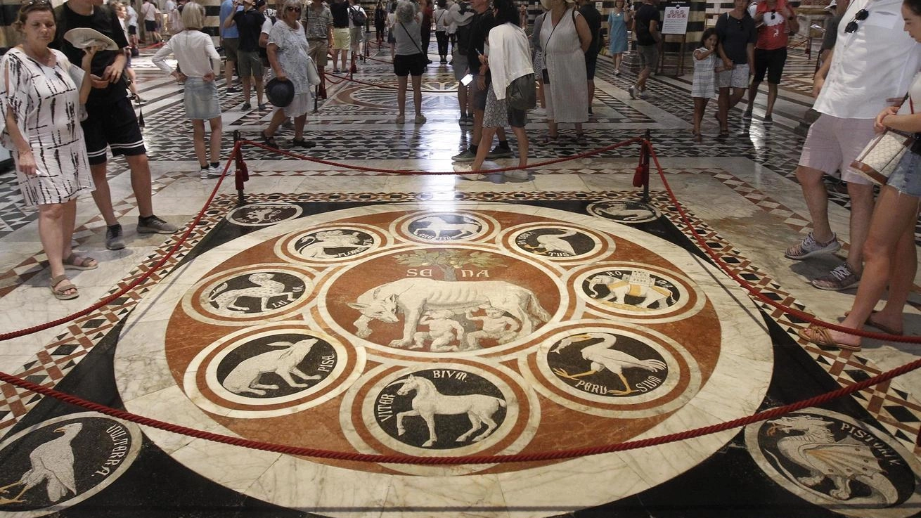 ’Un libro di marmo’ in Duomo. La scopertura del pavimento torna a partire dal 27 giugno