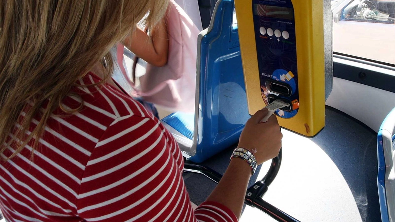 La disavventura di un passeggero che non ha potuto vidimare il tagliando sull’autobus. Gli strumenti di Atc sono rimasti installati sui mezzi del precedente gestore dell’appalto. La disavventura di un passeggero che non ha potuto vidimare il tagliando sull’autobus. Gli strumenti di Atc sono rimasti installati sui mezzi del precedente gestore dell’appalto.