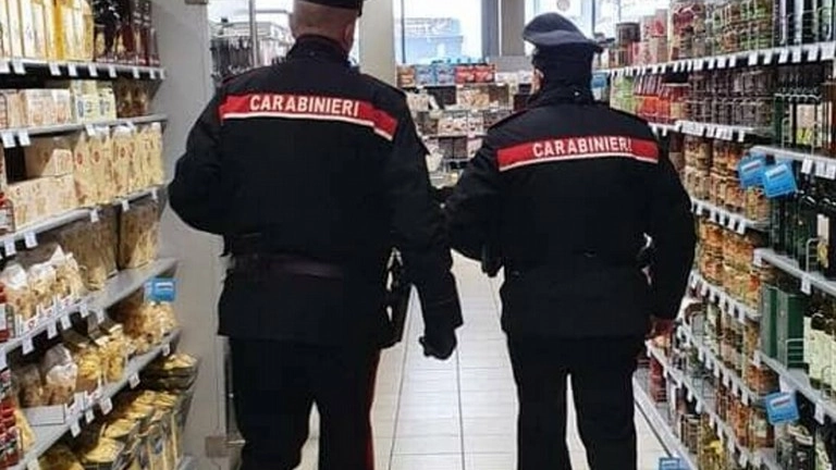 Carabinieri in un supermercato in una foto di repertorio Carabinieri in un supermercato in una foto di repertorio