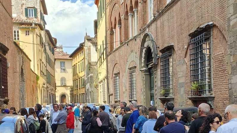 La coda per entrare. a visitare Palazzo Guinigi