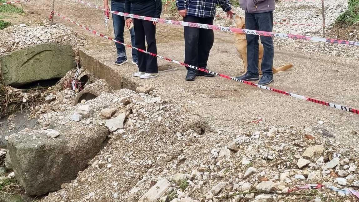 I residenti di Casal di Mezzo sul ponticello regolarmente invaso dalle acque in caso di maltempo I residenti di Casal di Mezzo sul ponticello regolarmente invaso dalle acque in caso di maltempo