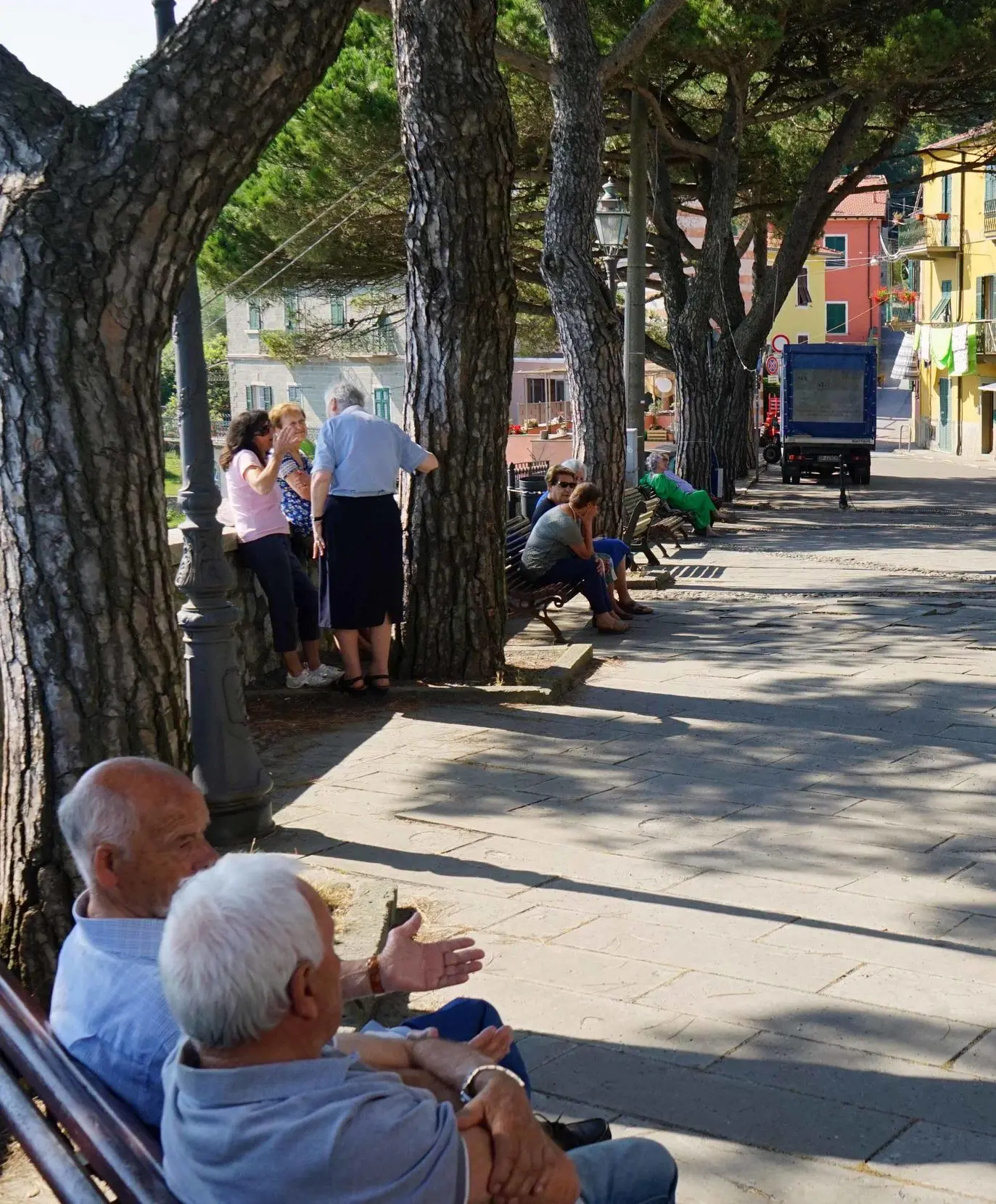 Piazzetta di Campiglia: "Pavimentazione ko. Un pericolo per gli anziani"