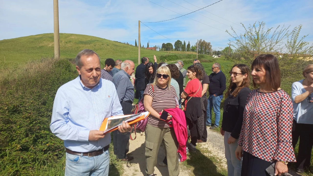 Il presidente del comitato di protesta Mileo Ranieri insieme ai cittadini in via Postignano nella zona dove nascerà il primo impianto