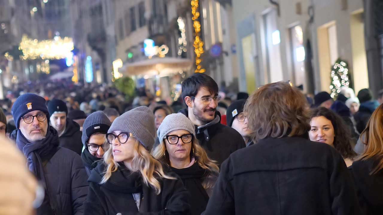 Da domani scatta la maratona no stop dei negozi per la Città del Natale Da domani scatta la maratona no stop dei negozi per la Città del Natale
