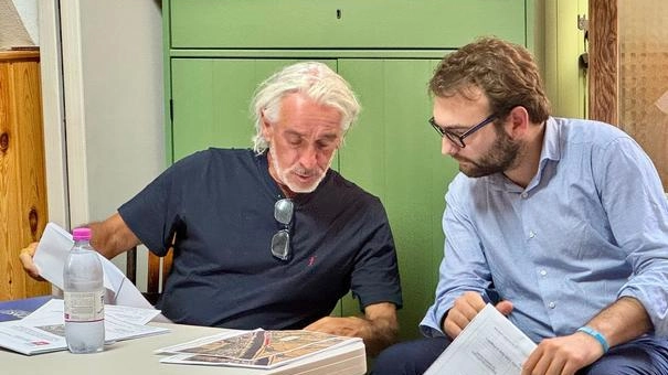 Il sindaco Mantellassi e i tecnici della Regione Toscana e del Genio Civile hanno partecipato all’assemblea con i residenti della Tinaia Il sindaco Mantellassi e i tecnici della Regione Toscana e del Genio Civile hanno partecipato all’assemblea con i residenti della Tinaia