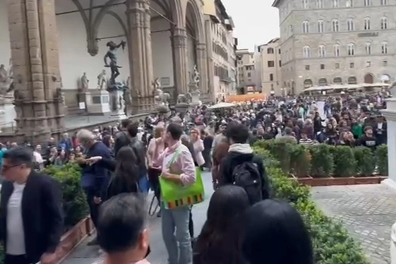 Turisti in piazza della Signoria nel pomeriggio di sabato 30 marzo (New Press Photo)