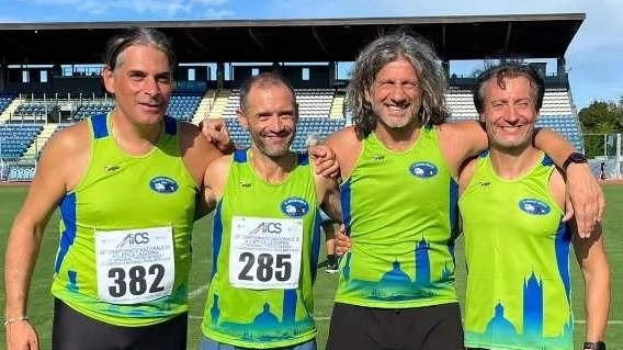 Simone Fregonsi, il primo da sinistra, con i compagni di squadra Simone Fregonsi, il primo da sinistra, con i compagni di squadra
