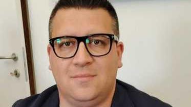 Lite in strada, vicesindaco diventa eroe: disarma uomo armato di coltello Lite in strada, vicesindaco diventa eroe: disarma uomo armato di coltello