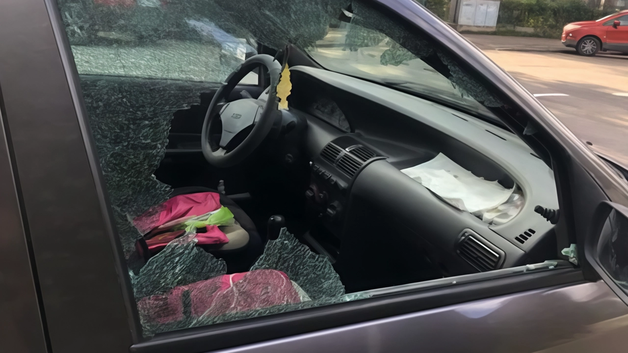 Raid alle auto parcheggiate in via Makarenko. Tre macchine sono state prese di mira, danneggiate e saccheggiate Raid alle auto parcheggiate in via Makarenko. Tre macchine sono state prese di mira, danneggiate e saccheggiate